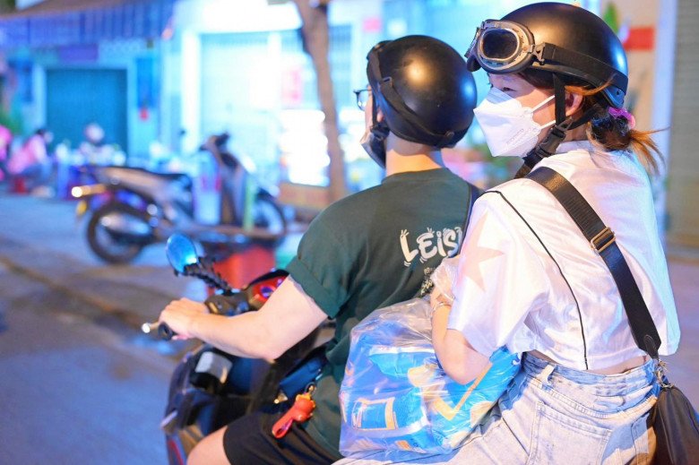 Sài Gòn dễ thương: Nhóm bạn trẻ tự tay làm bánh mì, chạy khắp các con phố để tặng người vô gia cư trong đêm - 5