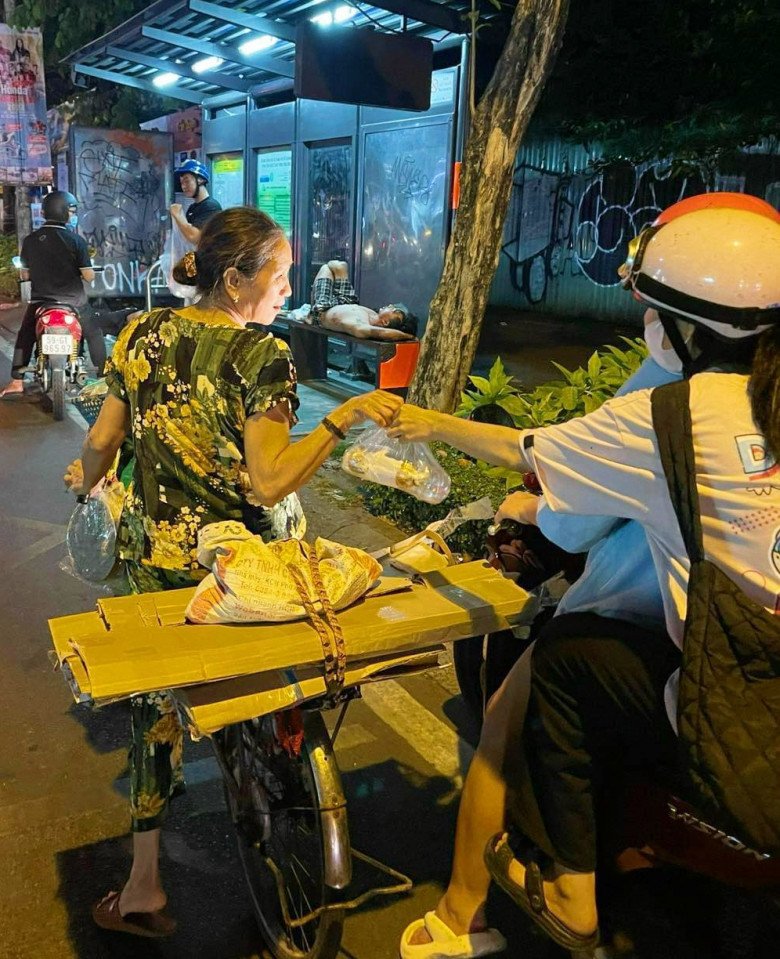 Sài Gòn dễ thương: Nhóm bạn trẻ tự tay làm bánh mì, chạy khắp các con phố để tặng người vô gia cư trong đêm - 4