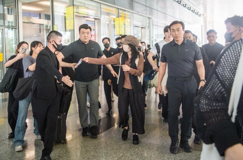 Người đẹp amp;#34;Chàng Quỷ Của Tôiamp;#34; Kim Yoo Jung tới Hà Nội, khẩu trang kín mít nhưng vẫn lộ ra điều này - 1