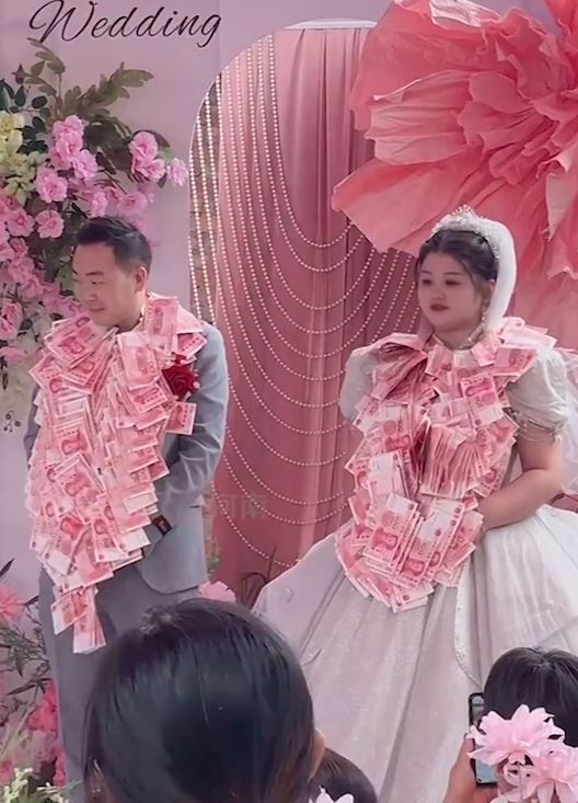 Cặp đôi đã nhận được tổng cộng 160.000 nhân dân tệ từ gia đình 8 chị gái của chú rể. 