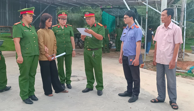 Công an tống đạt Quyết định khởi tố, Lệnh bắt tạm giam đối với Nguyễn Thị Hoài Diễm. (Ảnh: Công an Bình Thuận).