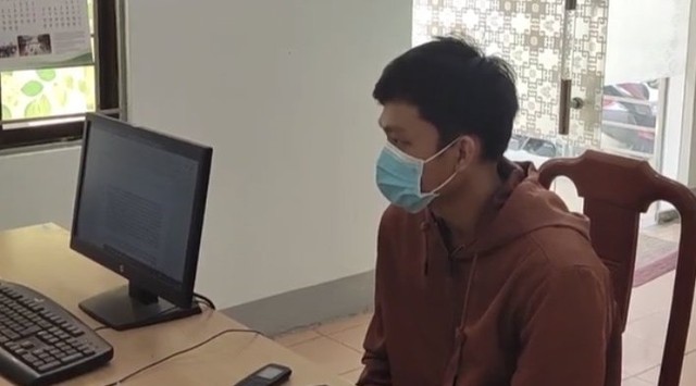 Anh P. đến cơ quan Công an trình báo việc bị kẻ gian lừa đảo cài đặt phần mềm dịch vụ công giả mạo để rút 678 triệu đồng trên tài khoản smart banking. Ảnh: Công an tỉnh Gia Lai