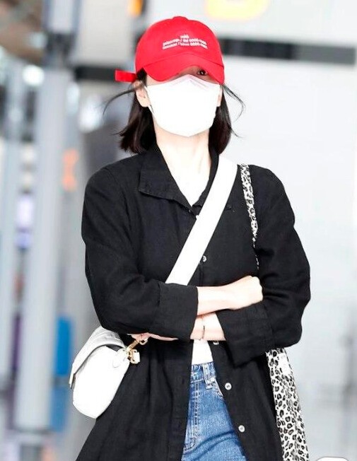 Thời trang sân bay của Song Hye Kyo: Diện đồ cơ bản nhưng nhờ 4 thứ mà toát lên khí chất sao hạng A khác biệt - 5