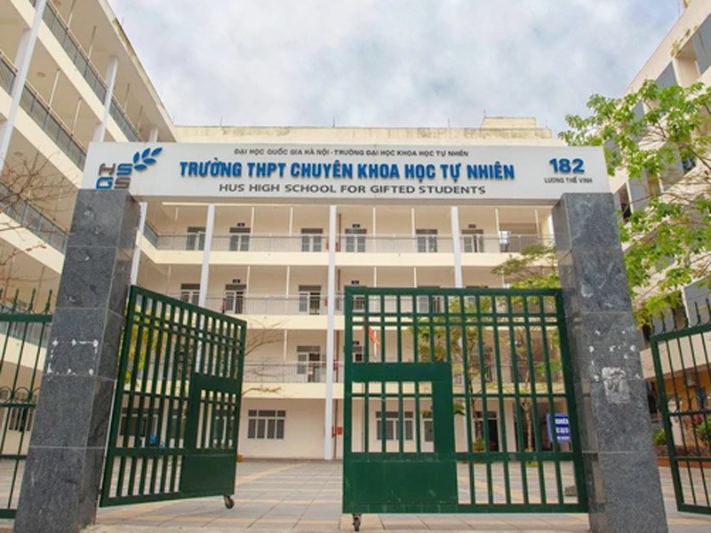 Trường THPT Chuyên Khoa học Tự nhiên là ngôi trường chuyên được đánh giá có mặt bằng chung học sinh giỏi toàn diện nhất cả nước. Trường tập trung phát triển các em học sinh có khả năng đạt giải cao trong các kì thi học sinh giỏi quốc gia và quốc tế.
