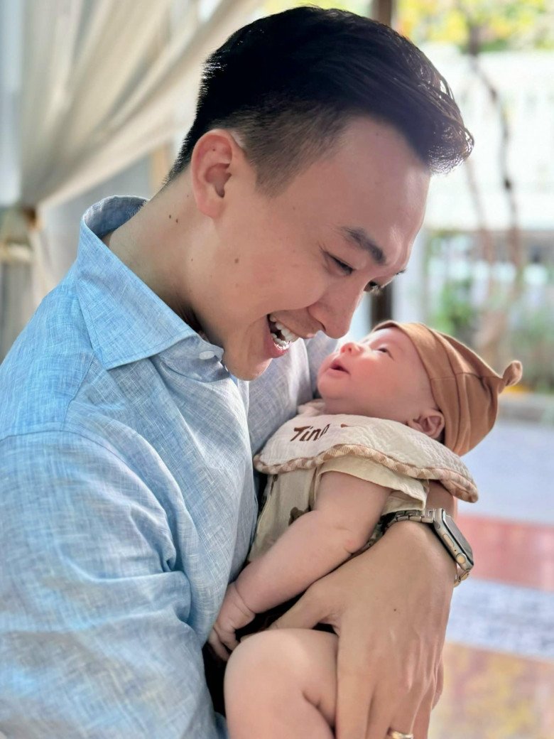 Con trai Lê Âu Ngân Anh điển trai trắng trẻo hệt như amp;#34;hoàng tử béamp;#34;, 6 tháng tuổi ăn khỏe, đã biết gọi amp;#34;ba ơiamp;#34; - 10