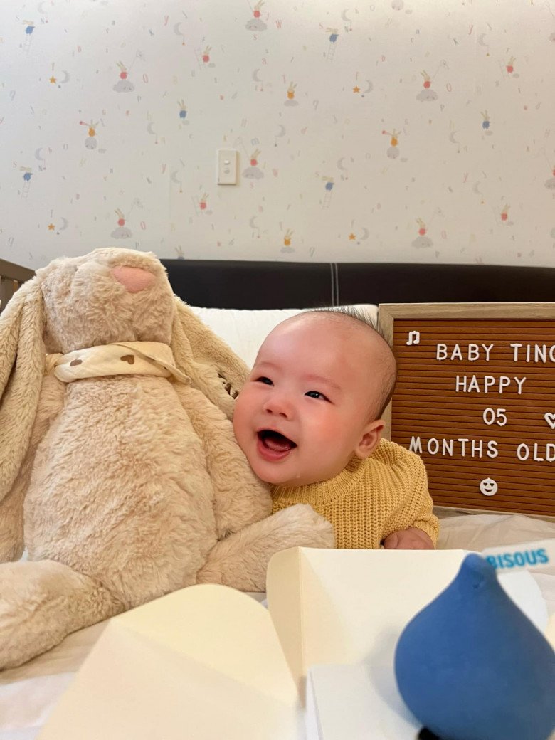 Quý tử Lê Âu Ngân Anh thừa hưởng nhiều nét đẹp từ bố và mẹ.