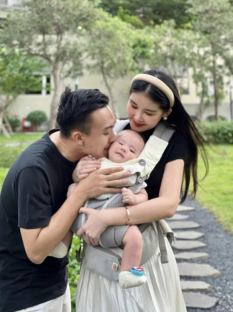 Lần đầu làm bố, MC Phan Tô Ny lập tức gia nhập hội nghiện con.