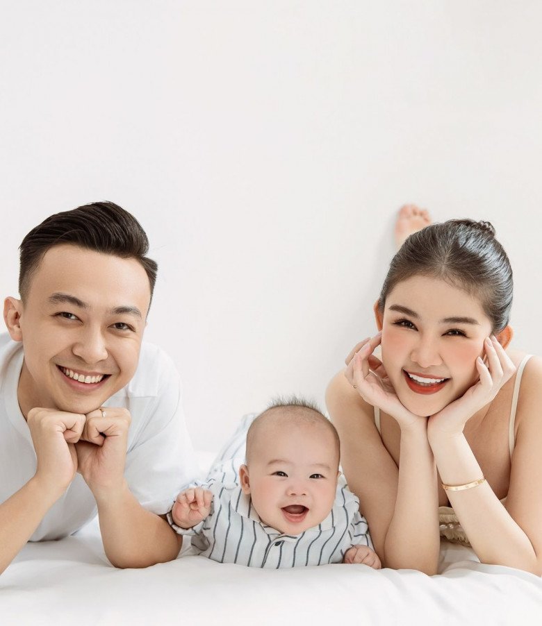 Gia đình Lê Âu Ngân Anh khoe bộ ảnh mới chụp cùng quý tử.