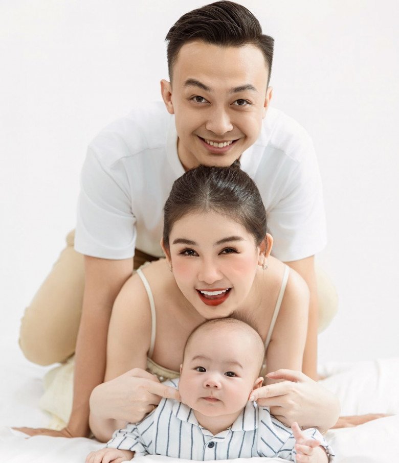 Con trai Lê Âu Ngân Anh điển trai trắng trẻo hệt như amp;#34;hoàng tử béamp;#34;, 6 tháng tuổi ăn khỏe, đã biết gọi amp;#34;ba ơiamp;#34; - 1