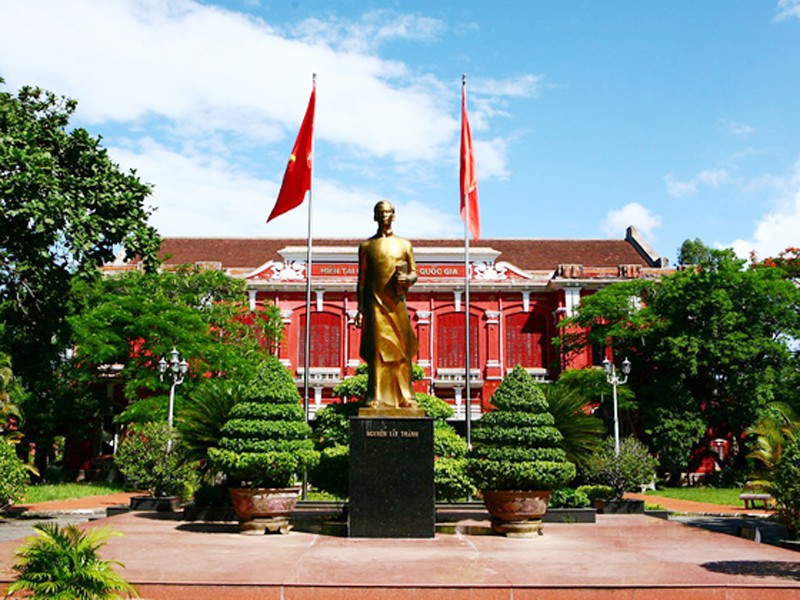 Trường được chính phủ Việt Nam chọn để xây dựng thành một trong ba trường phổ thông trung học chất lượng cao của Việt Nam. Trường có rất nhiều học sinh đoạt giải cao ở trong các kỳ thi trong nước và quốc tế.
