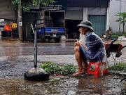 Tin tức - Xót cảnh cụ ông run rẩy bán rau giữa trời mưa và hành động đẹp của anh chủ cửa hàng hoa quả