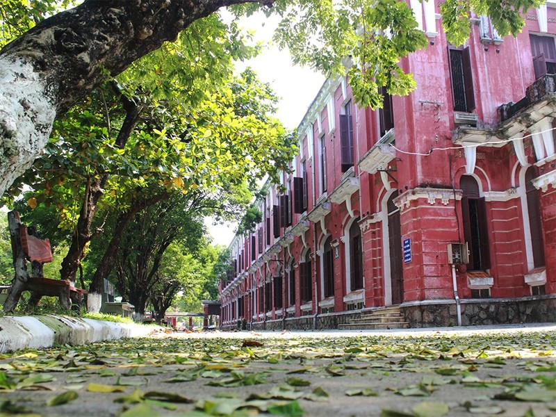 Trường Trung học phổ thông chuyên Quốc Học Huế nằm bên bờ sông Hương êm đềm, nổi bật với cổng trường được tô đỏ và xây theo lối kiến trúc cổ rất đặc biệt.
