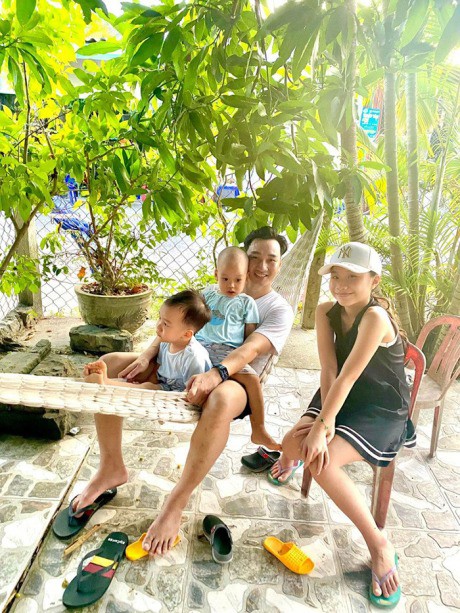 Zon chụp ảnh cùng bố và các em.