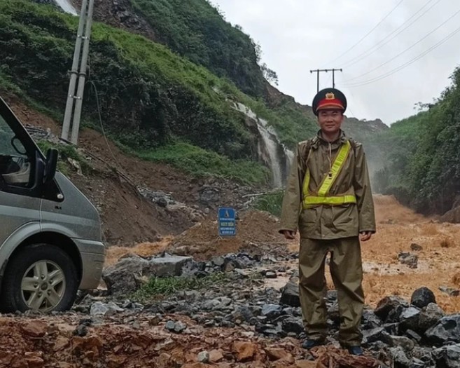 Thượng úy Nguyễn Mạnh Tường (Đội Cảnh sát giao thông trật tự, Công an huyện Mèo Vạc, tỉnh Hà Giang).