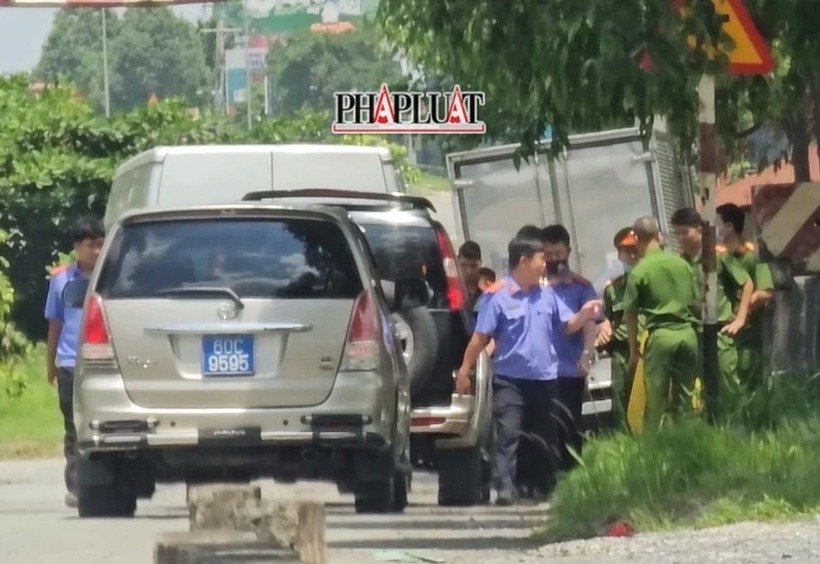 Công an đưa bị can đến khu vực gần cầu Đồng Nai, nơi sau khi bác sĩ giết người tình phi tang thi thể nạn nhân. Ảnh: Pháp luật TP.HCM