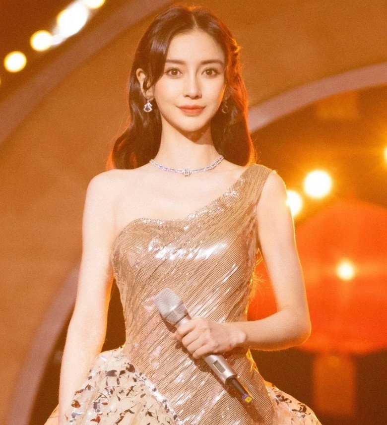 Dù xinh đẹp như búp bê nhưng Angelababy bị nhận xét là bình hoa dị động trên màn ảnh.