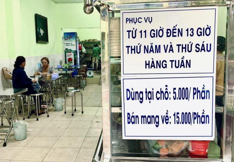 Độc lạ quán cơm ở Sài Gòn: Một tuần chỉ bán 2 ngày với mức giá 5.000 đồng, ai không tiền quán tặng luôn! - 4