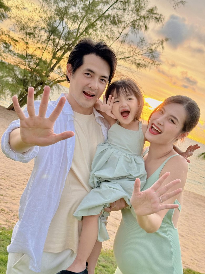 Đông Nhi cho biết tháng 8 sẽ sinh con gái thứ 2.