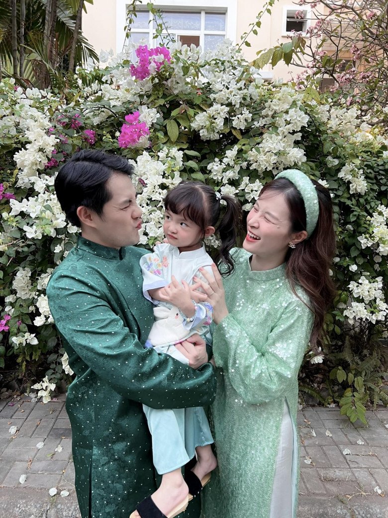 Con gái đầu lòng đáng yêu của Đông Nhi và Ông Cao Thắng.