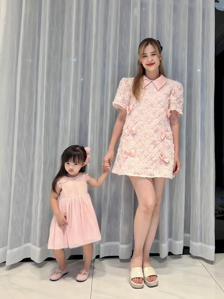 Đông Nhi thừa nhận chuyện làm mẹ không hề dễ dàng sau khi sinh con gái đầu lòng Winnie.