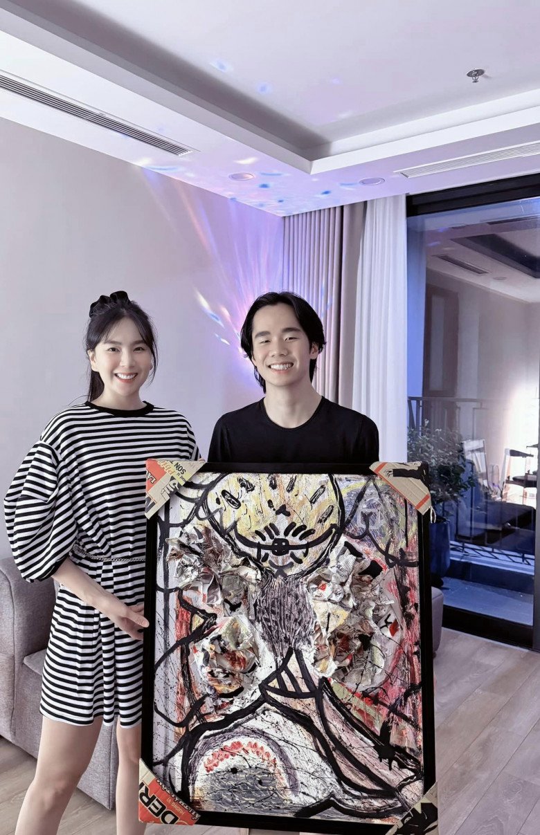 Nữ MC hào hứng chia sẻ được em trai vẽ tặng bức tranh nhân dịp có nhà mới.