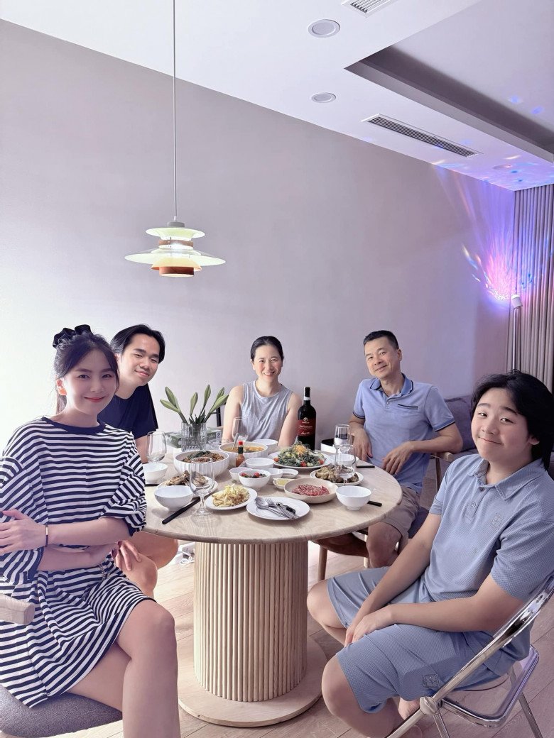 Mai Ngọc chia sẻ hình ảnh gia đình quây quần tụ họp.