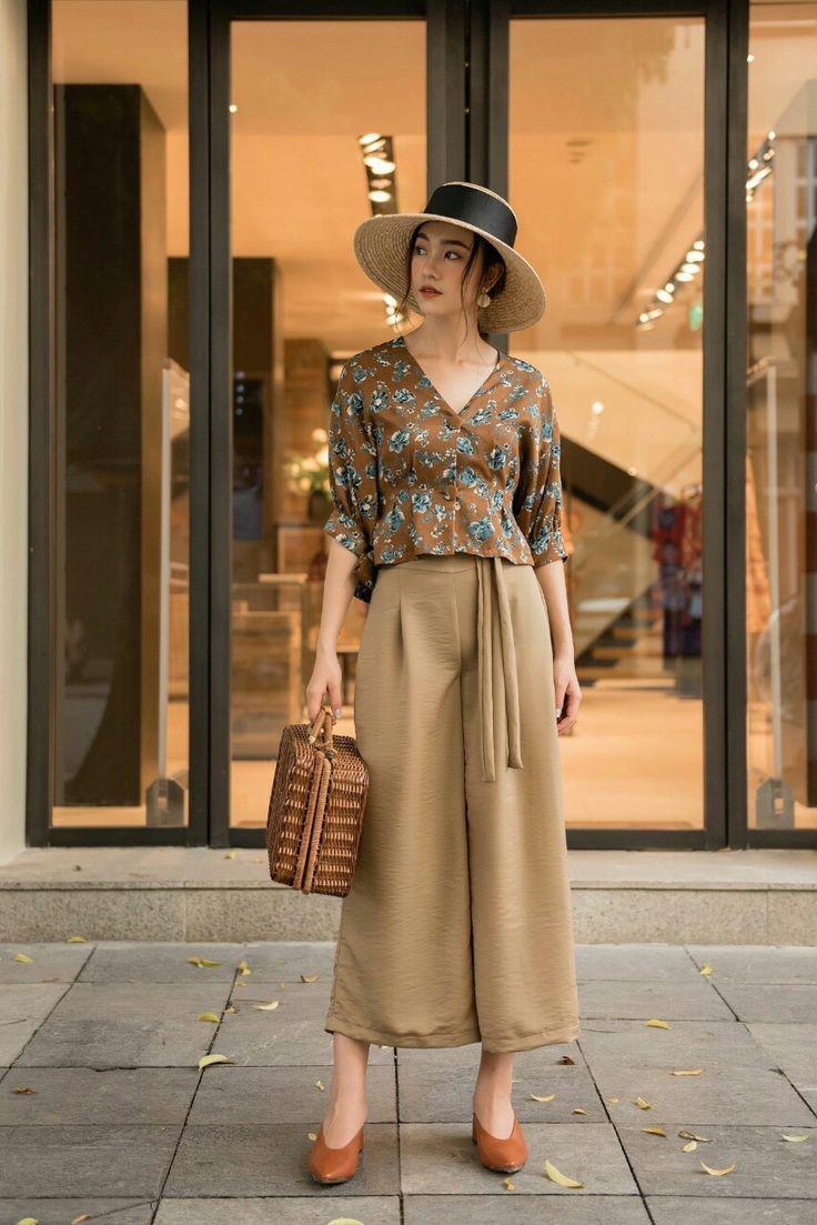 Outfit mang đậm sự cổ điển với quần culottes nâu, áo hoa nhí nâu, nón, giỏ xách và giày đồng bộ, cho nàng nét tiểu thư sang chảnh