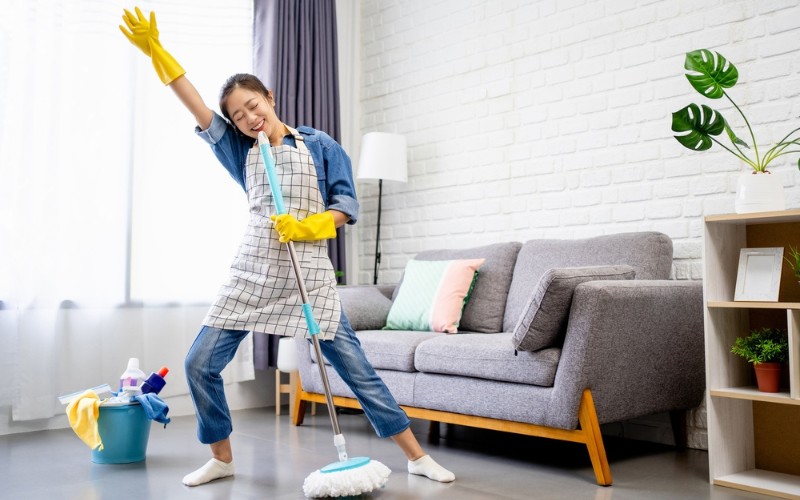 Thường xuyên dọn dẹp nhà cửa sạch sẽ rất tốt cho sức khỏe, đồng thời làm săn chắc cơ thể. Nếu muốn, hãy bật một chút nhạc, thể loại mà bạn yêu thích để việc nhà trở nên thú vị hơn.
