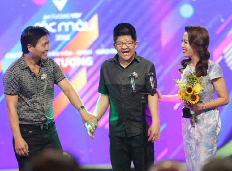 Thêm một khoảnh khắc đáng nhớ nữa khi mình được cùng bố con Bôm lên sân khấu nhận giải thưởng VTV Awards. Sau đó Điều ước thứ 7 cũng được trao Huy chương Vàng tại Liên hoan truyền hình Toàn quốc và giải C - Giải báo chí quốc gia. Quá nhiều niềm tự hào luôn ạ, Diệp Chi cho biết.