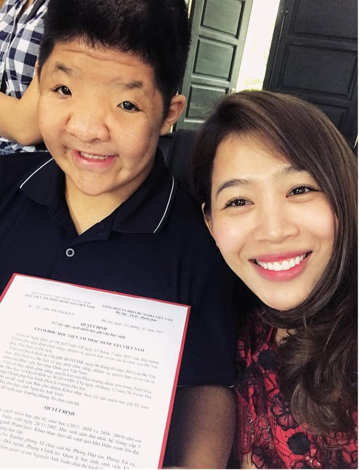 Nữ BTV vui cùng Bôm khi cậu bé nhận học bổng đầu đời.