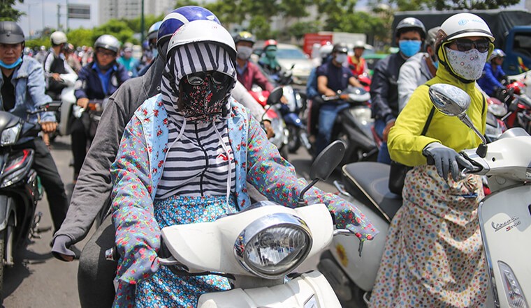 Sai lầm thường gặp của chị em khi mặc áo chống nắng làm tăng nguy cơ tai nạn. Ảnh minh họa.