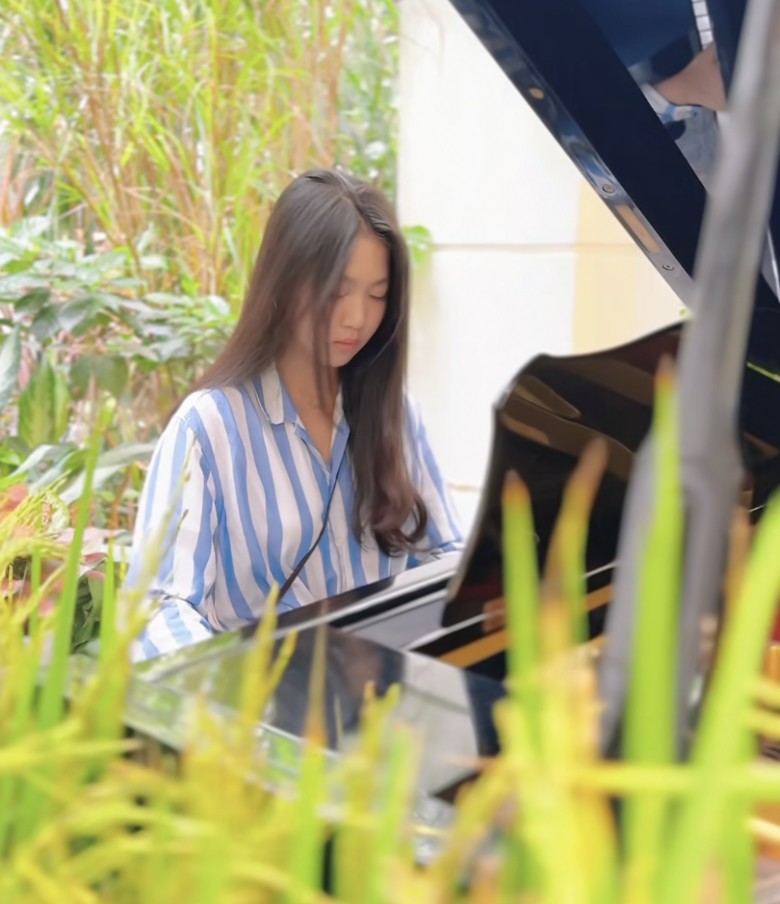 Bé Chíp thể hiện tài năng chơi đàn một cách chuyên nghiệp.