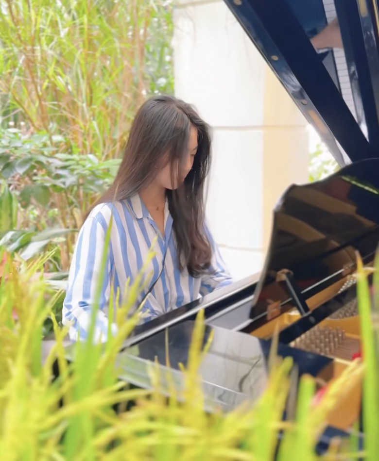 Con gái Mạnh Trường amp;#34;gây sốtamp;#34; với đoạn video hơn 1 phút, tài sắc vẹn toàn thế này bảo sao bố không giữ kỹ - 1