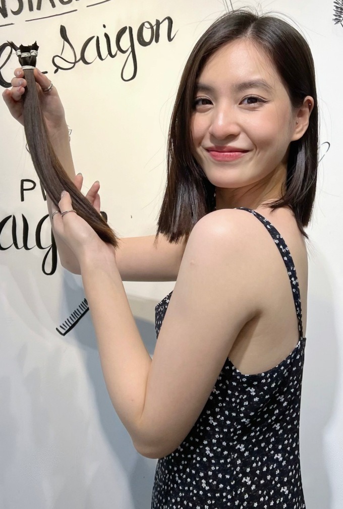 Sao Việt hiến tóc tặng bệnh nhân ung thư: Hoa hậu Ý Nhi khác lạ trước khi du học, Hoàng Oanh cắt phăng 25cm tóc - 5