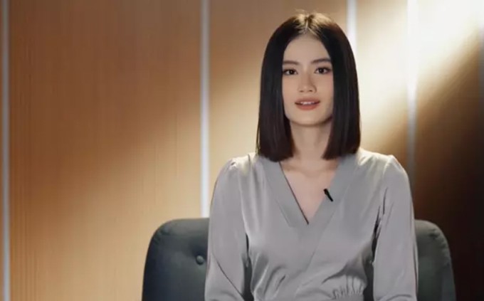 XEM VIDEO: Ngoại hình Ý Nhi trông khác lạ với mái tóc ngắn khi xuất hiện ở sân bay.