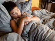 Yêu con - Ở phòng riêng nhưng con trai luôn nói "Tối nào cũng có người ngủ cùng", tôi chết điếng khi kiểm tra camera