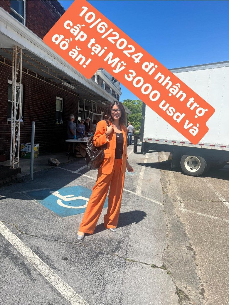 Cựu người mẫu vui vẻ gọi mình là tổng tài khi đi nhận đồ trợ cấp tại Mỹ.