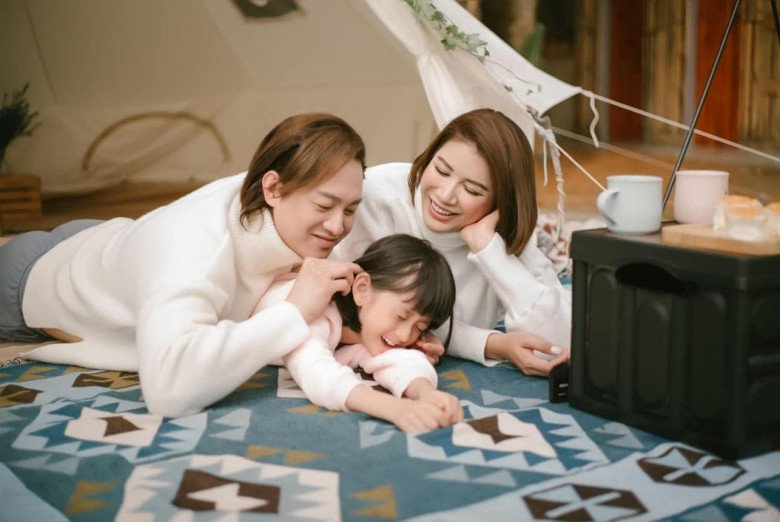 Trang Trần đăng ảnh hạnh phúc bên chồng Louis Trần sau 6 tháng sang Mỹ.