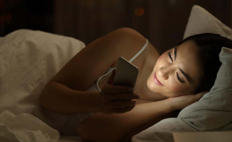 Lướt điện thoại trước khi ngủ khi đã tắt đèn có thể gây tổn hại cho mắt do sự chênh lệch ánh sáng lớn giữa màn hình và môi trường xung quanh. Xem các video trên điện thoại còn kích thích não bộ, gây rối loạn nhịp sinh học, làm bạn khó ngủ.
