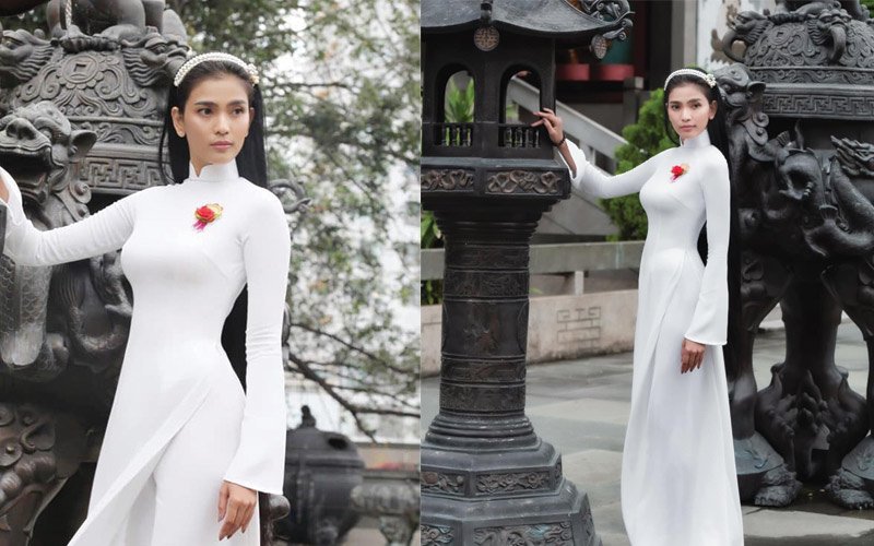Đường cong mỹ miều của cô được khai thác khéo léo bằng tà áo dài trắng mộng mơ và tinh giản đậm chất Việt Nam. 
