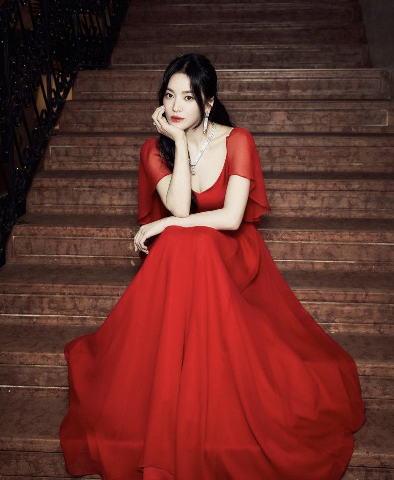Nhiều người hâm mộ cho rằng có lẽ Song Hye Kyo chưa phù hợp với màu đỏ tươi này.