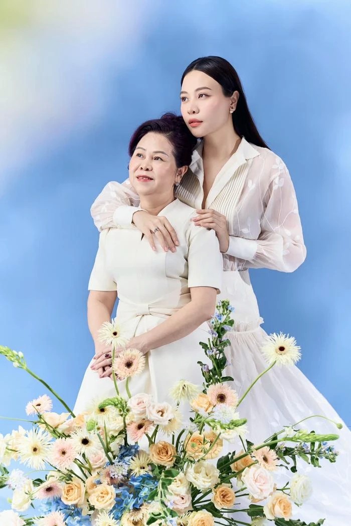 Đàm Thu Trang được nhận xét thừa hưởng nét đẹp từ mẹ.