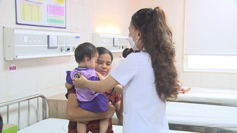 Bác sĩ thăm khám cho bệnh nhi bị viêm màng não tạo BV Sản Nhi Phú Thọ. Ảnh: BVCC.