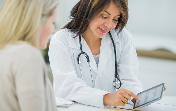 Nếu đau đớn hoặc khó chịu sau quan hệ tình dục sau sinh mổ, hãy đi khám để loại trừ nhiễm trùng và kiểm tra xem có đang hồi phục tốt hay không.