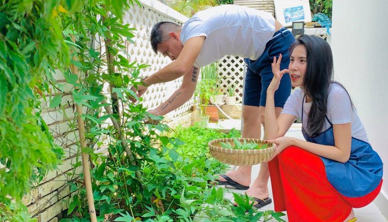 Con gái Công Vinh - Thủy Tiên được mẹ cho xuất hiện, 11 tuổi trổ dáng cao lớn, da trắng ngần hệt thiếu nữ - 9