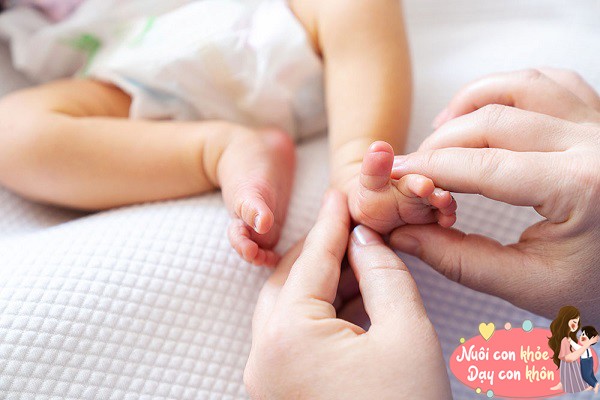 Massage thường xuyên mu bàn chân cho bé có thể thúc đẩy quá trình lưu thông máu ở cơ chân.