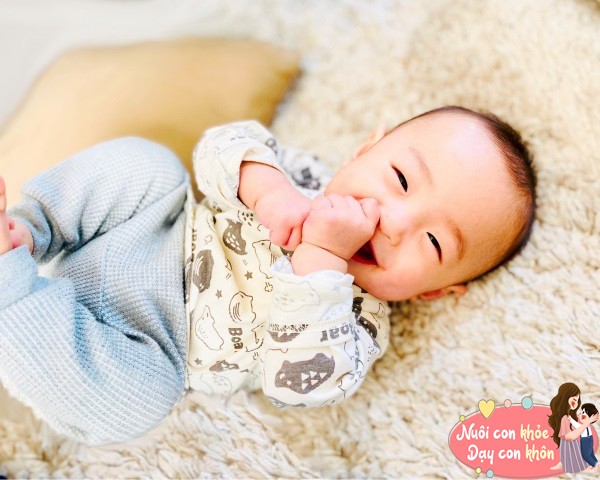 Thức dậy yên tĩnh, không quấy khóc và tự chơi một mình.