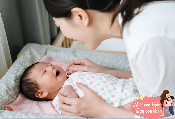 Mỉm cười khi nhìn thấy mẹ.