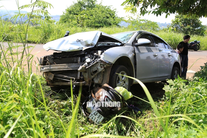 Xe máy bị ô tô cuốn vào gầm, kéo lê 200m. Ảnh: Báo Giao thông.