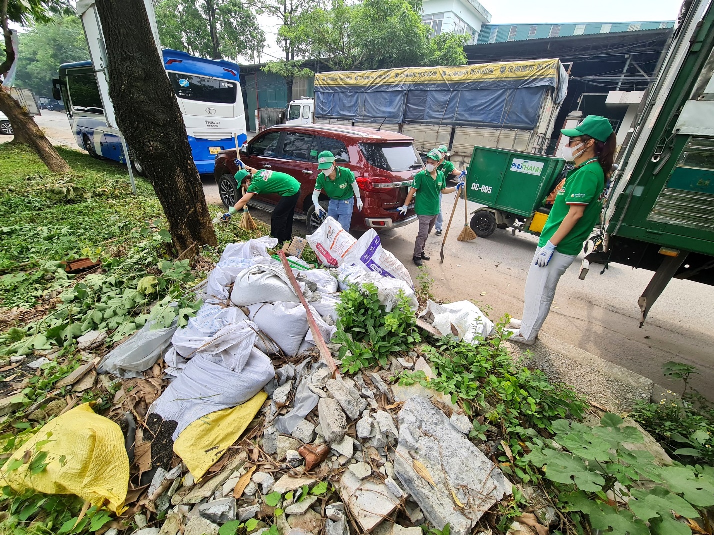 Tập thể nhân viên Diana Unicharm không ngại xông pha trên khắp nẻo đường, đồng sức đồng lòng cho một chiến dịch thành công tốt đẹp